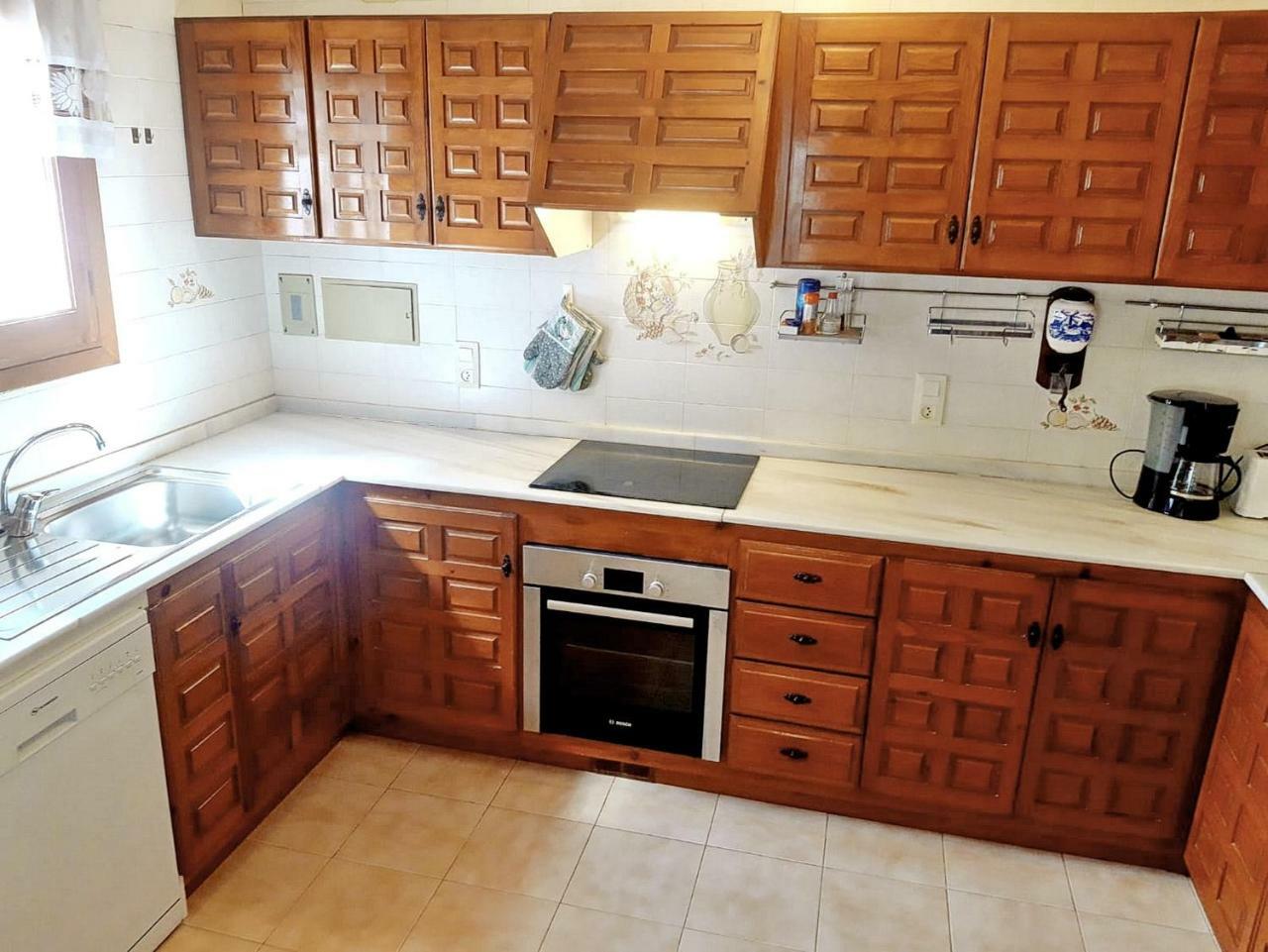 Yvonne - Chill Out, Free Wifi, Close To Facilities Villa *